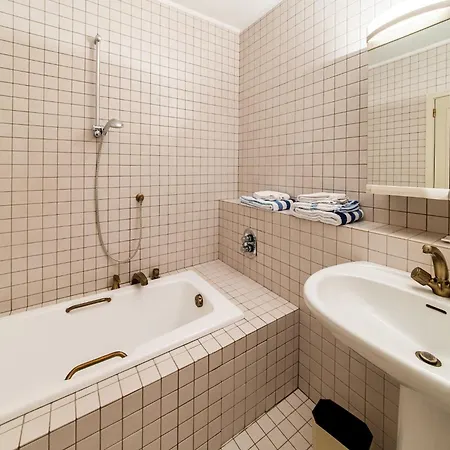 Charming By High Fens מאלמדי